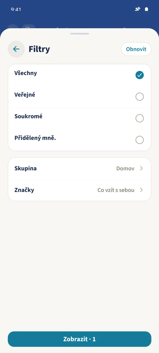 Filtr vybírá skupinu „Domov“ a štítek „Co vzít s sebou“.