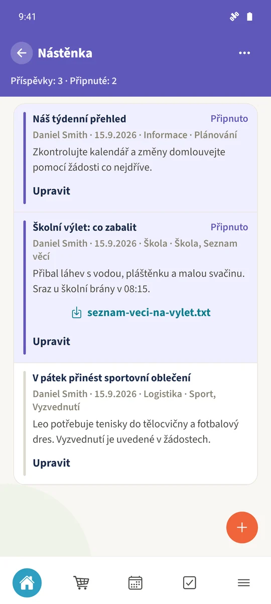 Nástěnka ukazuje připnutý školní výlet, českou přílohu se seznamem k balení a připomínku sportovního vybavení.