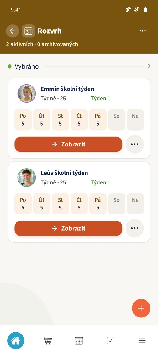 Přehled rozvrhů ukazuje „Emmin školní týden“ a „Leův školní týden“ s přiřazenými osobami a aktuálními počty hodin.