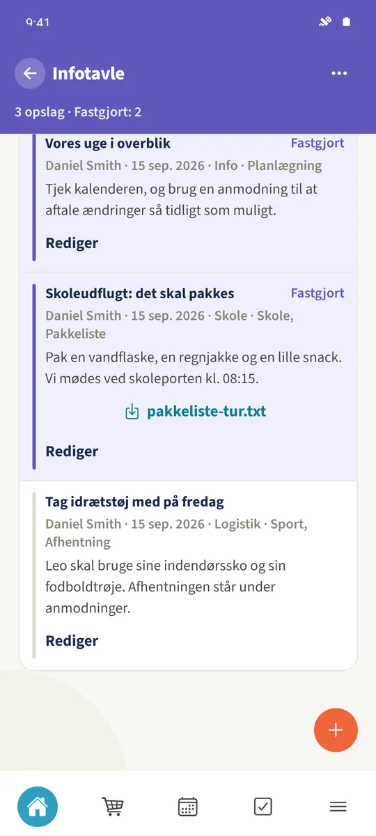 Infotavlen viser en fastgjort skoleudflugt, en dansk pakkelistevedhæftning og en påmindelse om sportstøj.