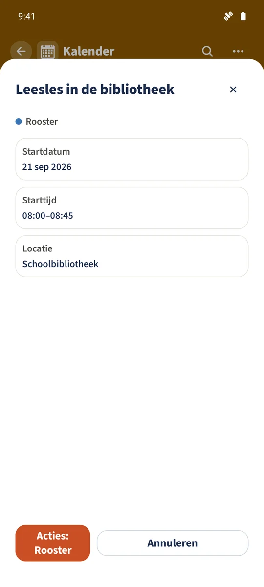 De gezinskalender toont de bron Rooster en Leo's opgeslagen leesles bij Schoolbibliotheek.