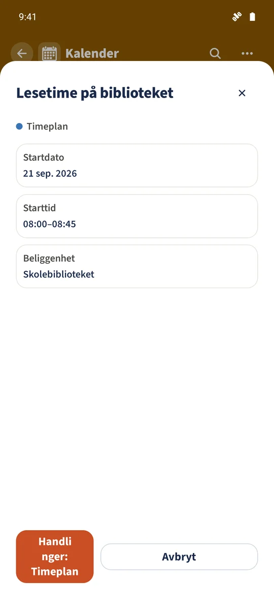 Familiekalenderen viser kilden Timeplan og Leos lagrede lesetime på Skolebibliotek.