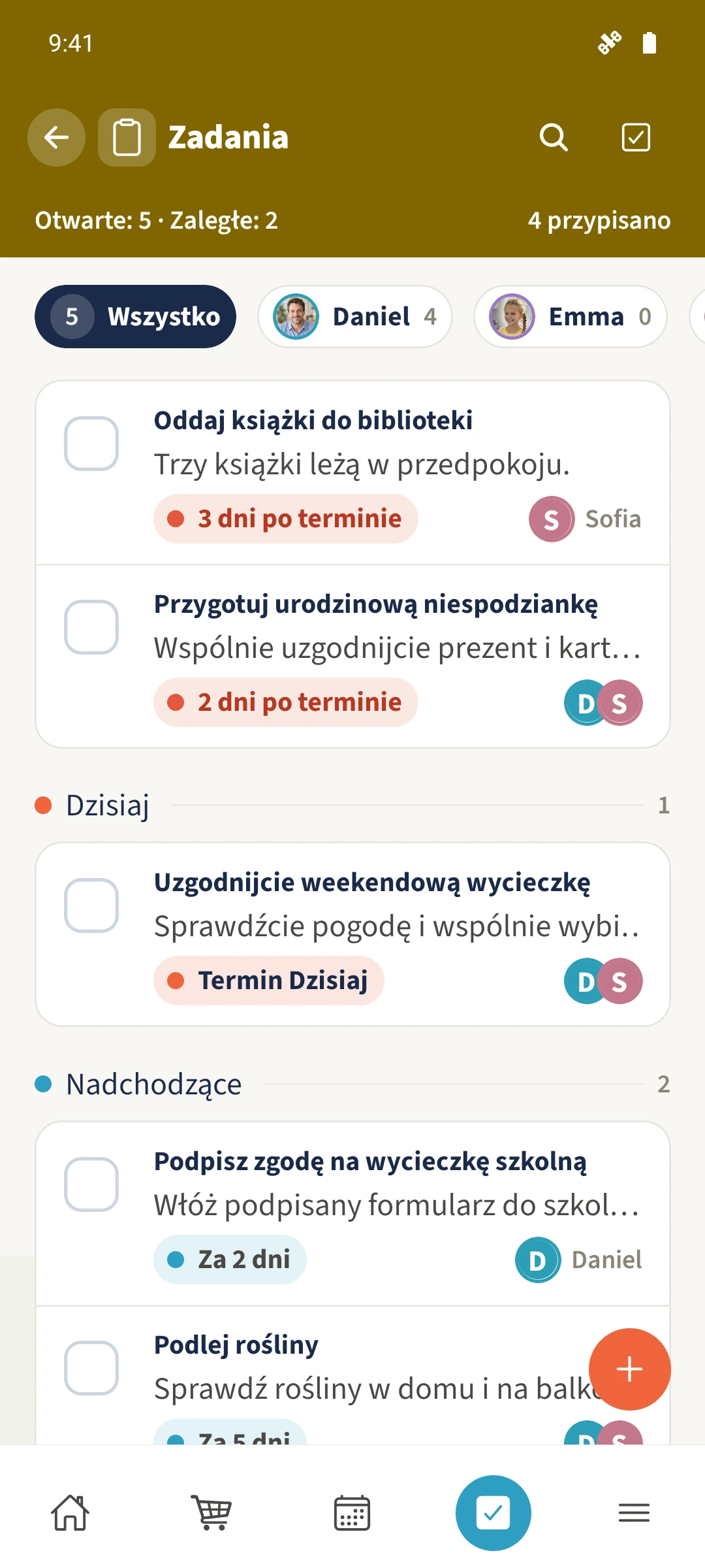 Lista zadań rodziny Smith pokazuje przypisane osoby, grupy według terminu oraz zadania dotyczące między innymi niespodzianki urodzinowej, wyjazdu na weekend i zgody na wycieczkę szkolną.