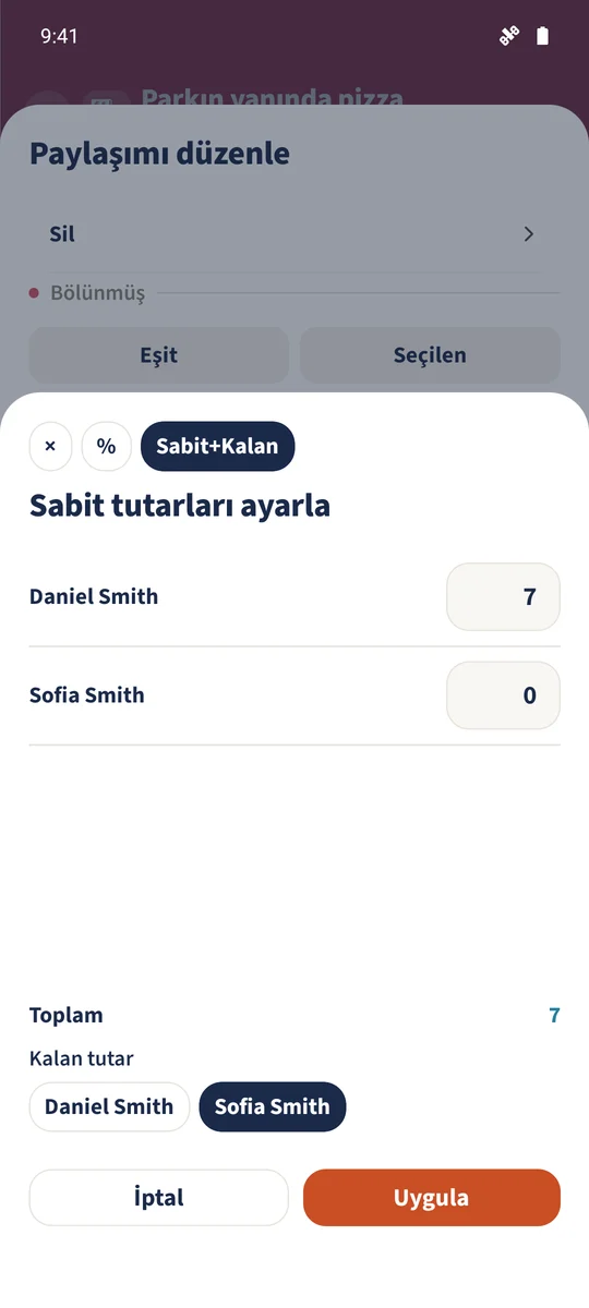 Sabit+Kalan, kalemin maliyetinin 7 € tutarındaki kısmını Daniel'e, kalan maliyeti ise Sofia'ya atar.